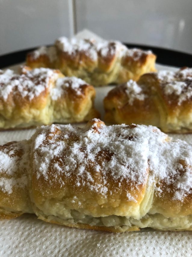 Croissants rellenos de chocolate